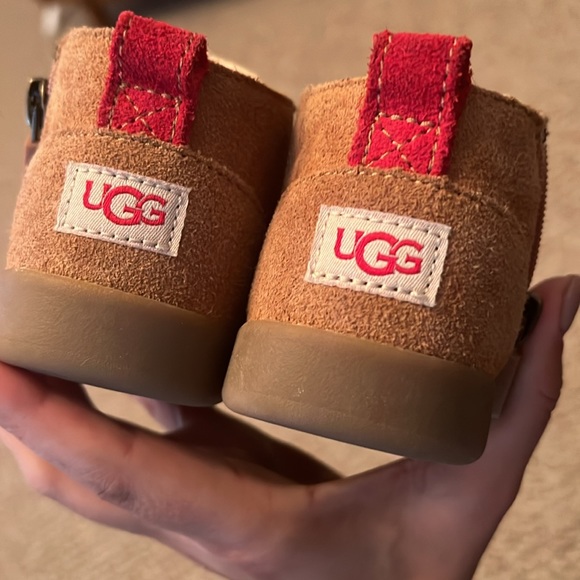Size 4 toddler Uggs - Picture 2 of 4